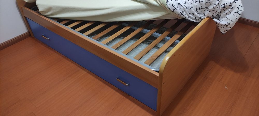 Cama de madeira com 190x90 de solteiro