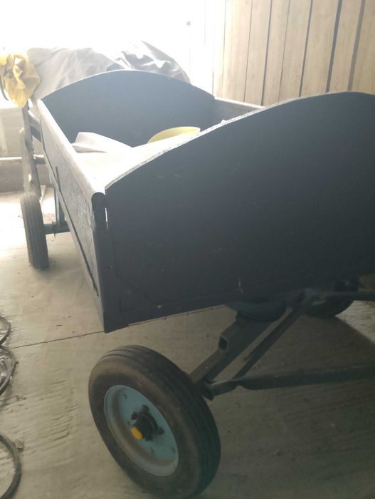 Wóz metalowy z burtami drewnianymi