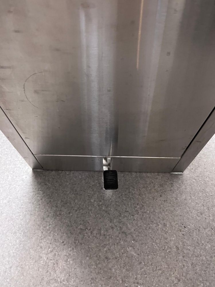 Pia em inox com pedal