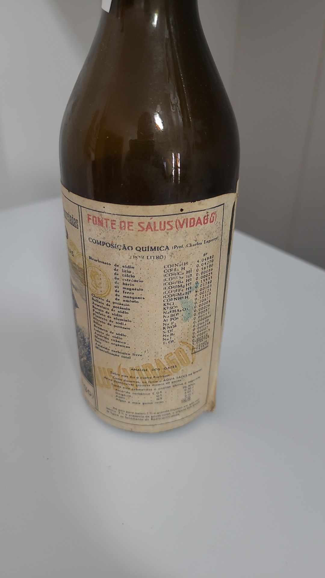 Antiga garrafa de água em vidro da marca Vidago c/rótulo de papel