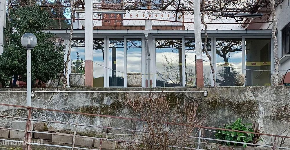 Moradia com restaurante, café e 16 quartos para investimento.