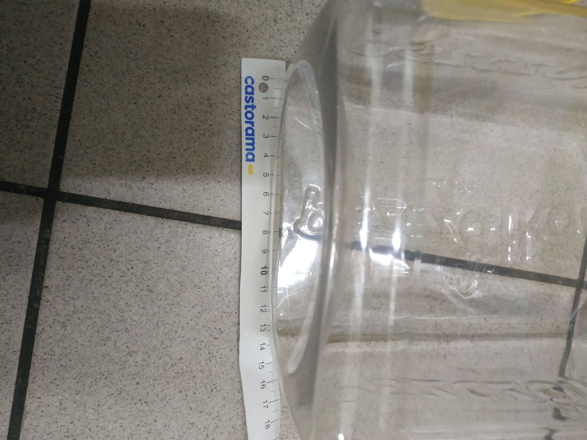 Pojemniki plastikowe z zakrętką 3l 8 sztuk