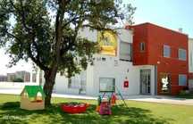 Colegio em Santo António da Charneca (vila chã)