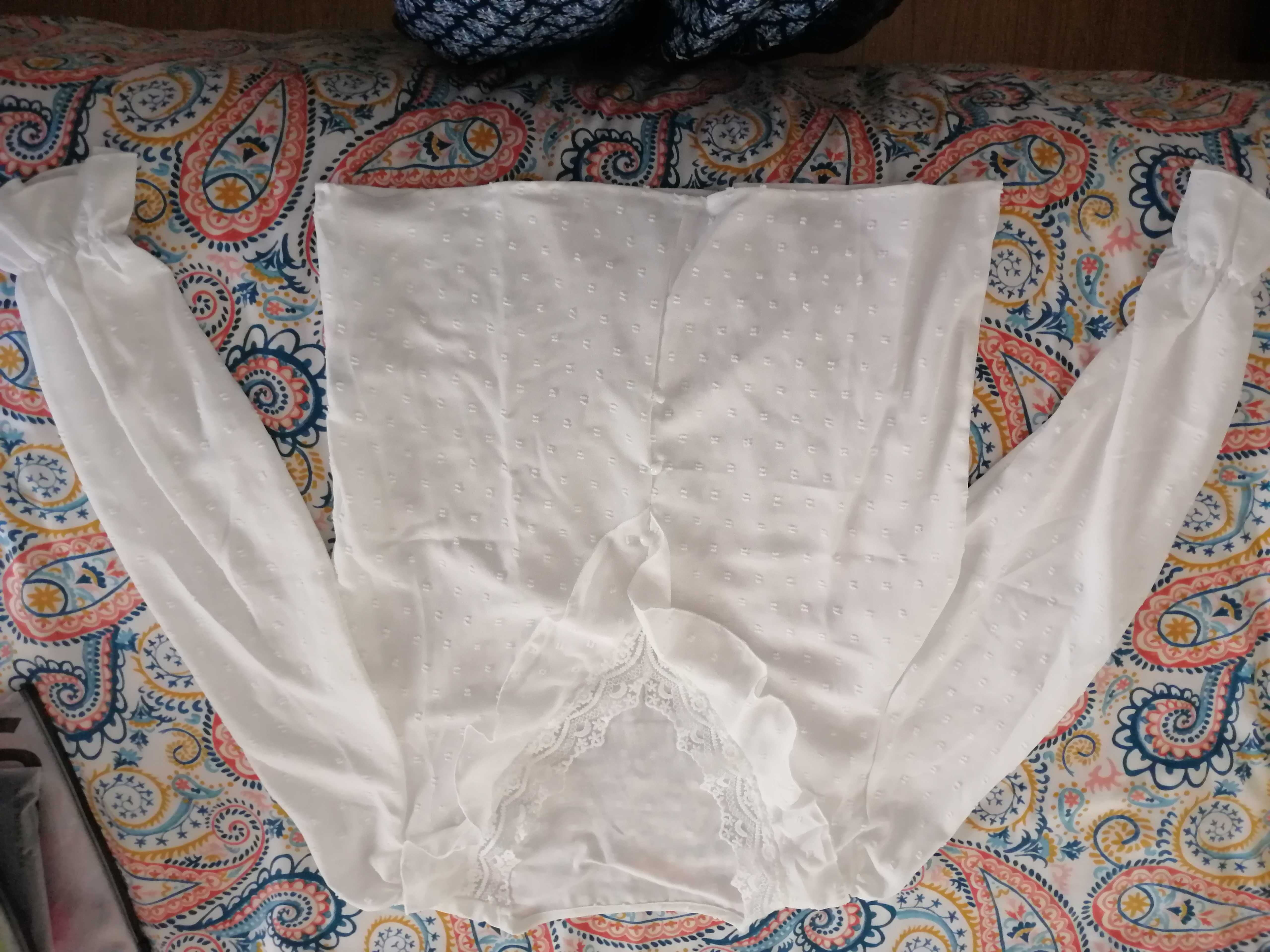 Blusa Branca com folho e renda