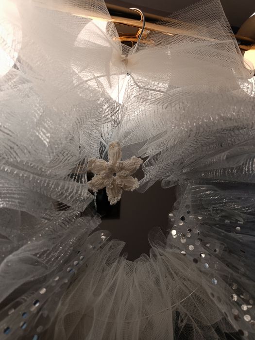 Wianek na drzwi srebrny wianek  ze śnieżynkami dekoracja zimowa