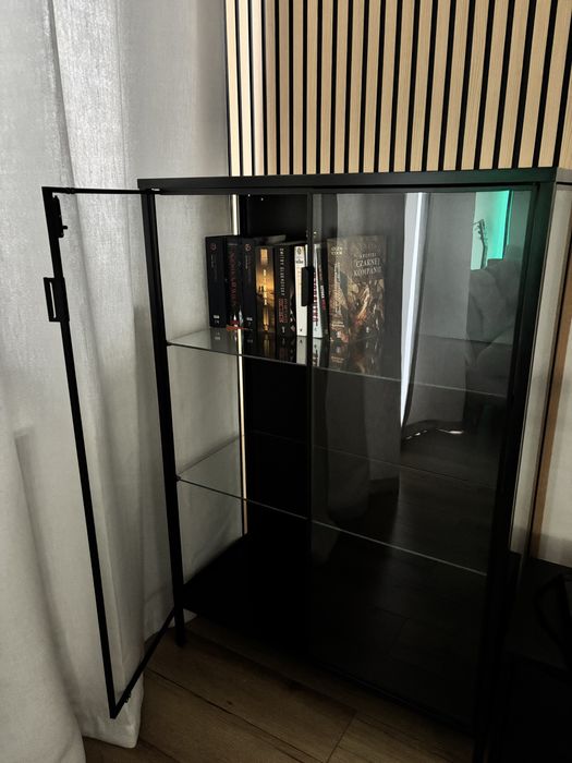 Szklana gablota ikea