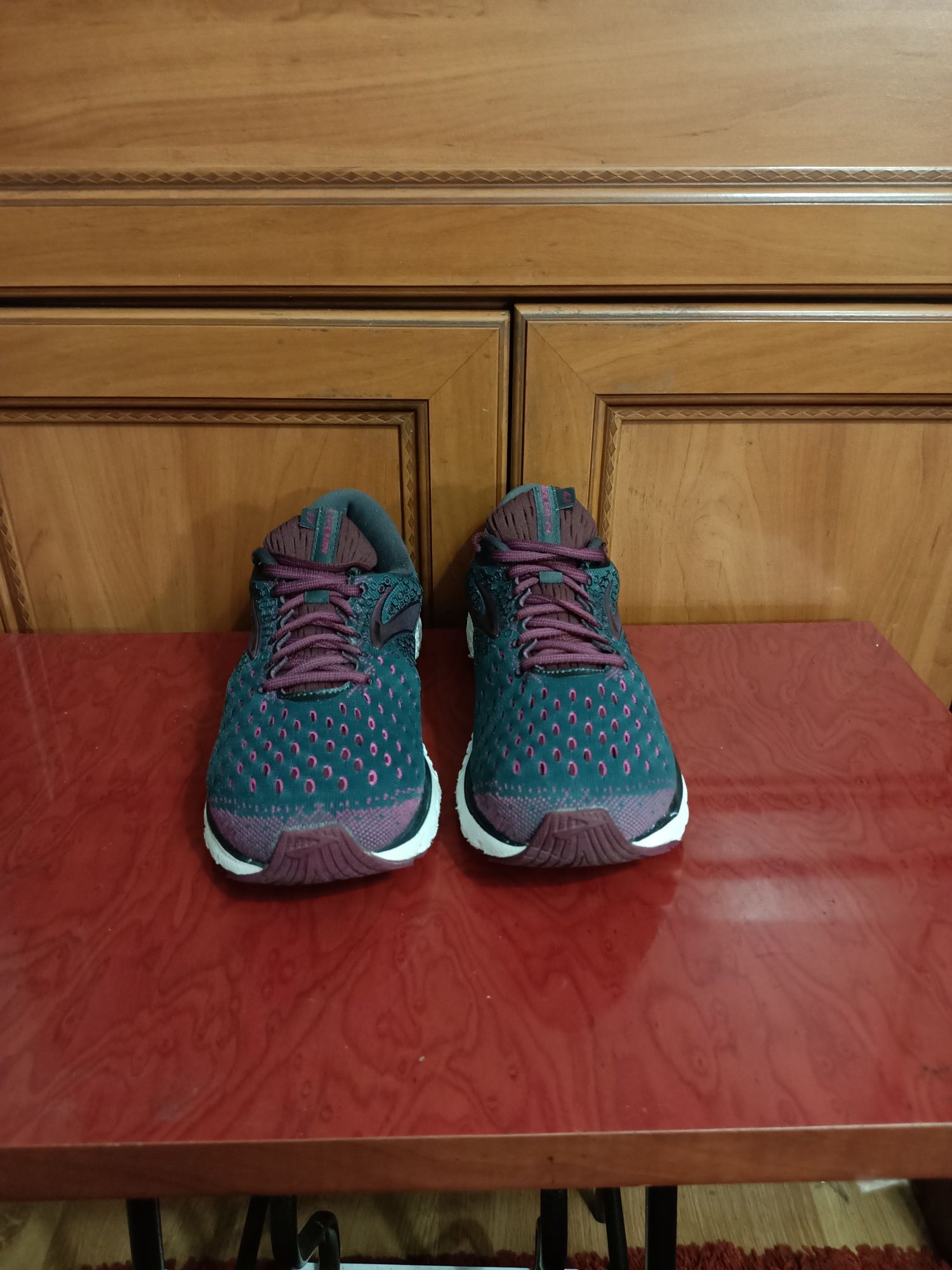 Взуття, кросівки Brooks.