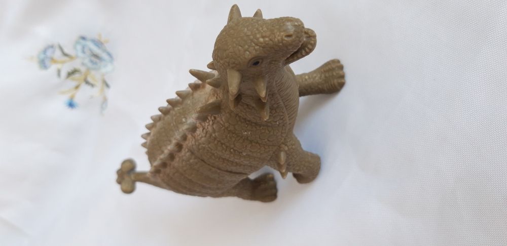 Динозавр с шипами