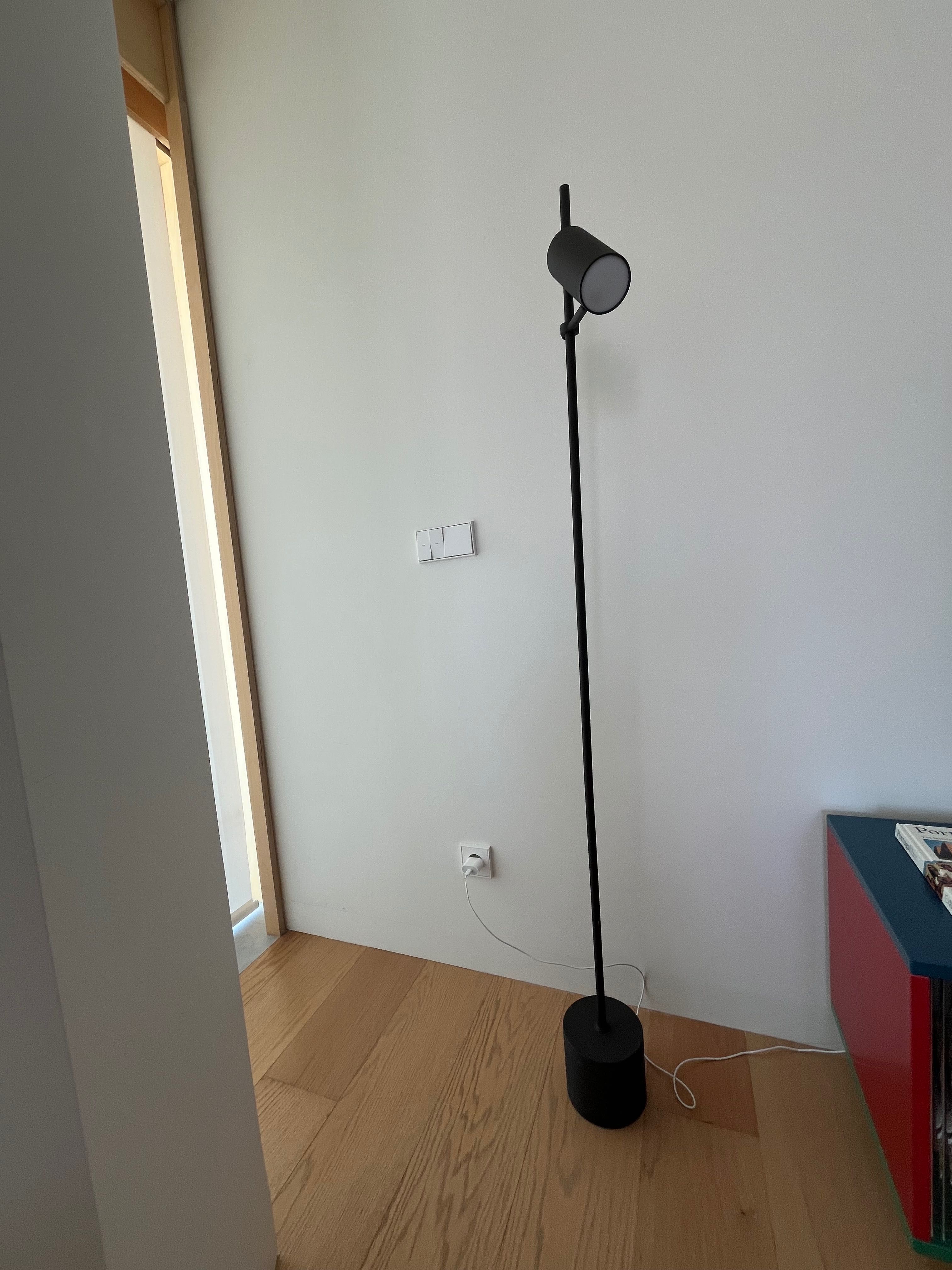 Candeeiro de Pé Recarregável Zara Home – Modelo Holofote
