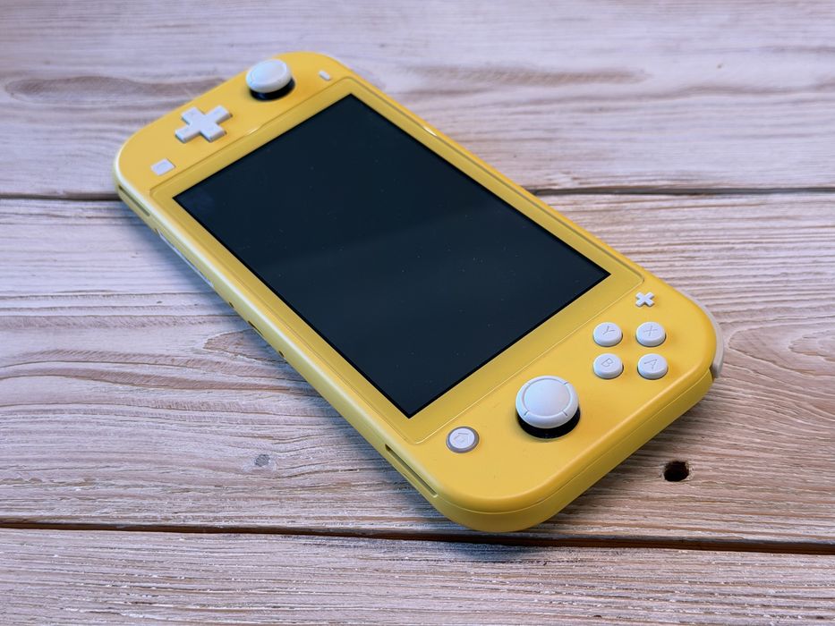Nintendo Switch Lite Żółty + case Pokemon Pikachu MewTwo + pudełko
