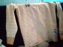 Camisola laranja as riscas