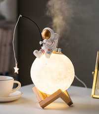 Nawilżacz powietrza lampka - księżyc z kosmonautą