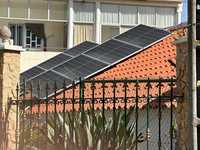 14 painéis solares com potência de 4,76 KWp e inversores.