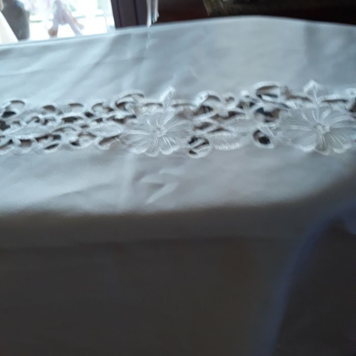 Biały owalny obrus richelieu