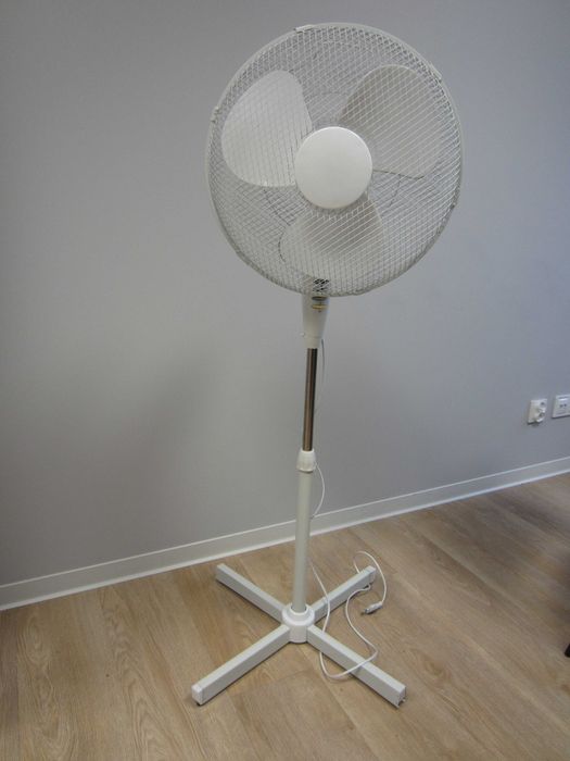 Biały wentylator stojący z łopatkami, regulowana wysokość
