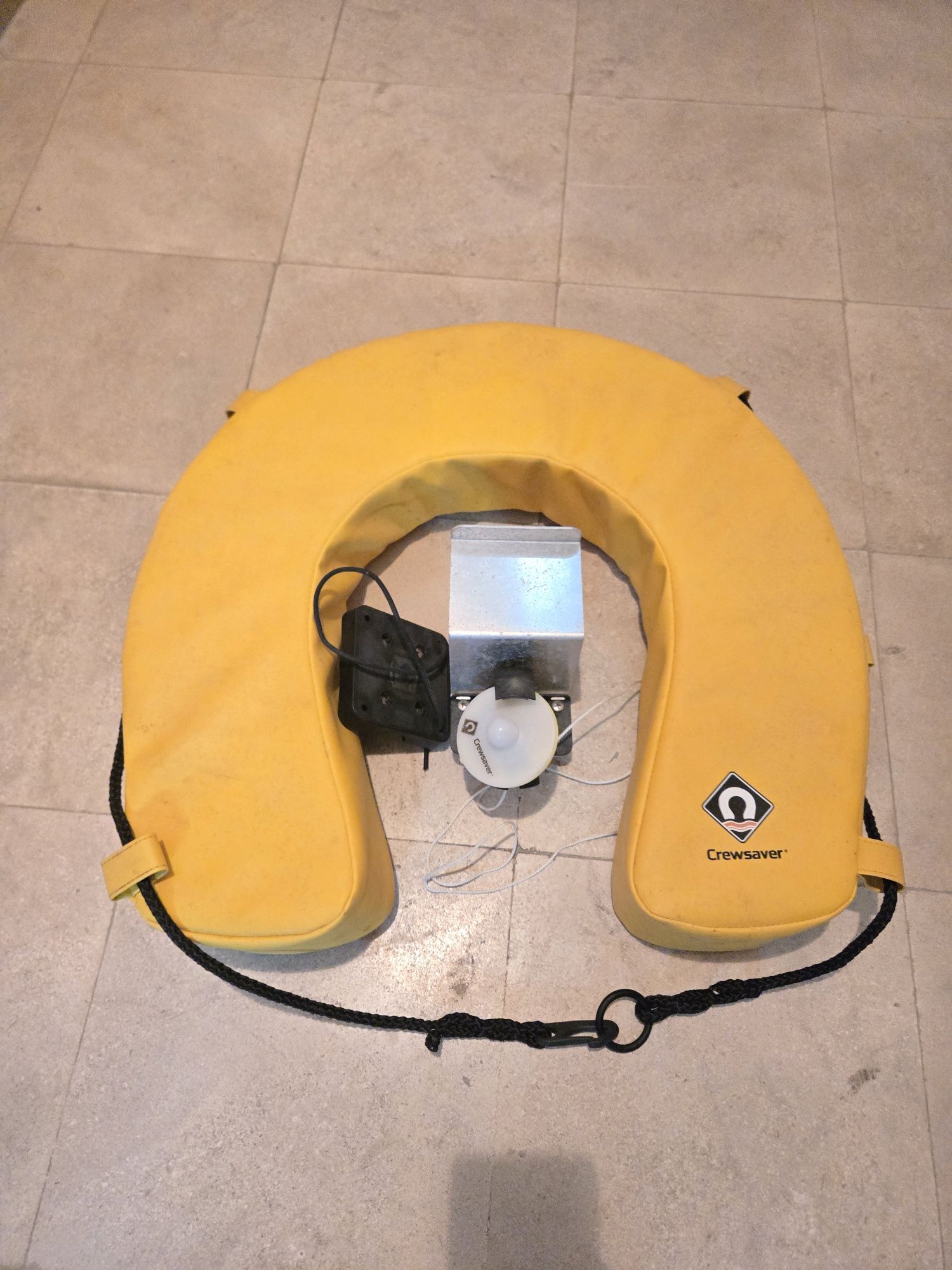 Boia em ferradura com suporte e luz