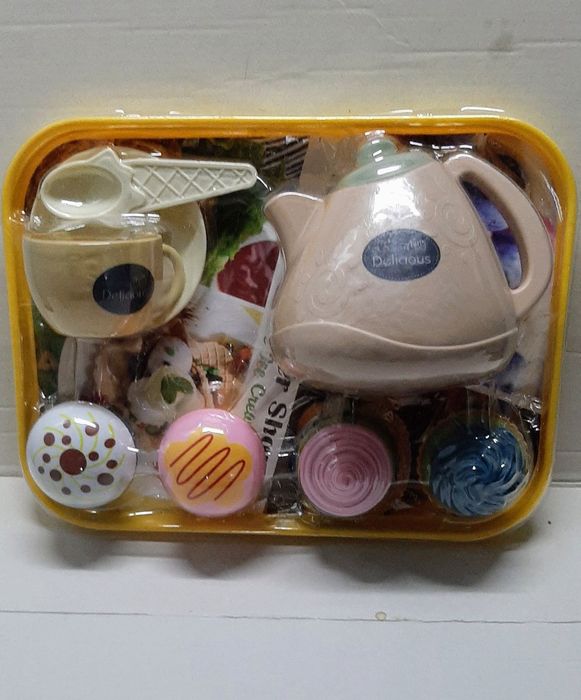 Набір іграшкового посуду.