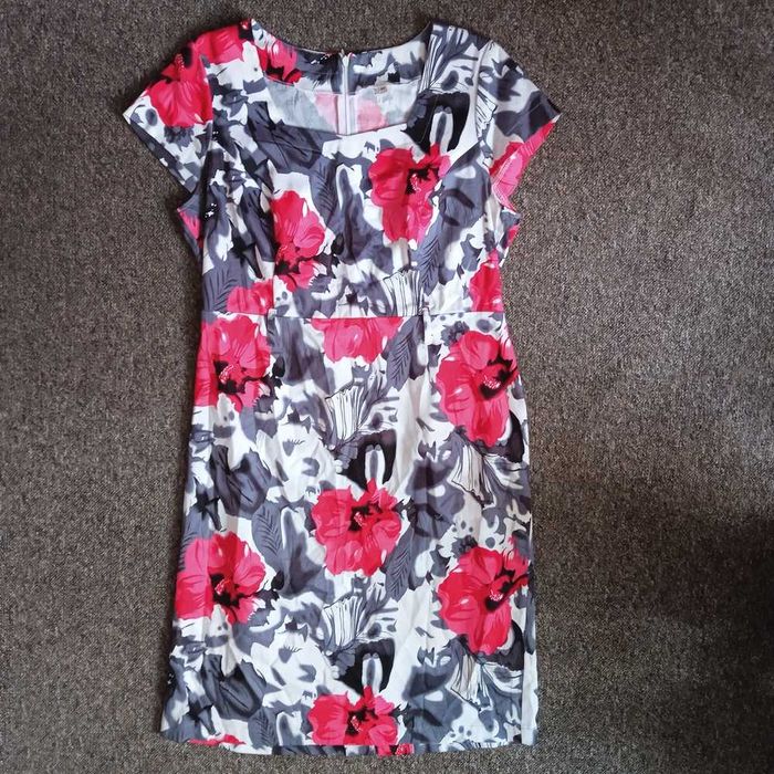 Sukienka w kwiaty ładny dekolt r. 46