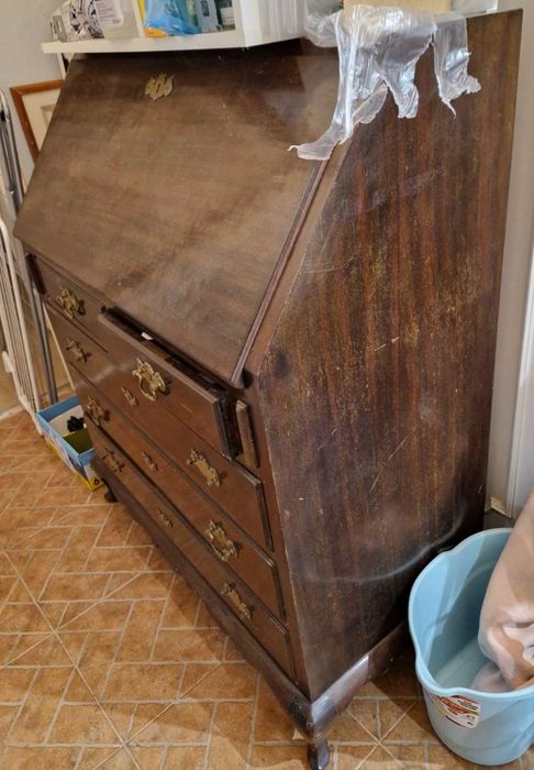 Secretaria classica com gavetas e tampo de abrir