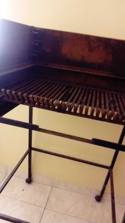 Churrasqueira para grelhar a carvão