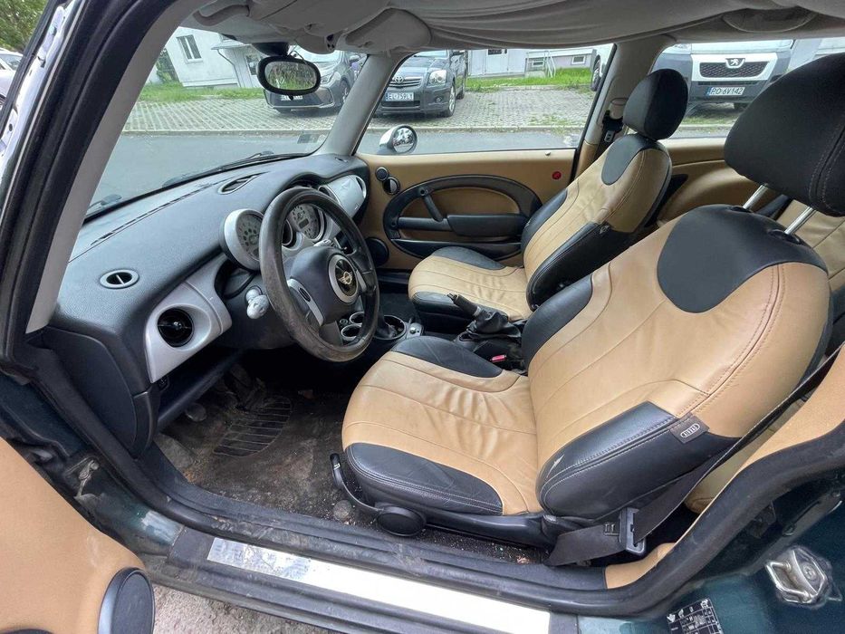 Mini Cooper w całości z przeznaczeniem na części