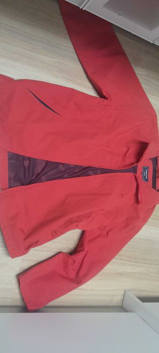 Vendo Blusão vermelho de marca, como novo.