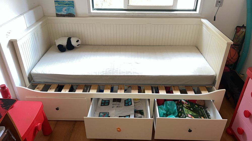 Cama solteira ou casal com arrumação