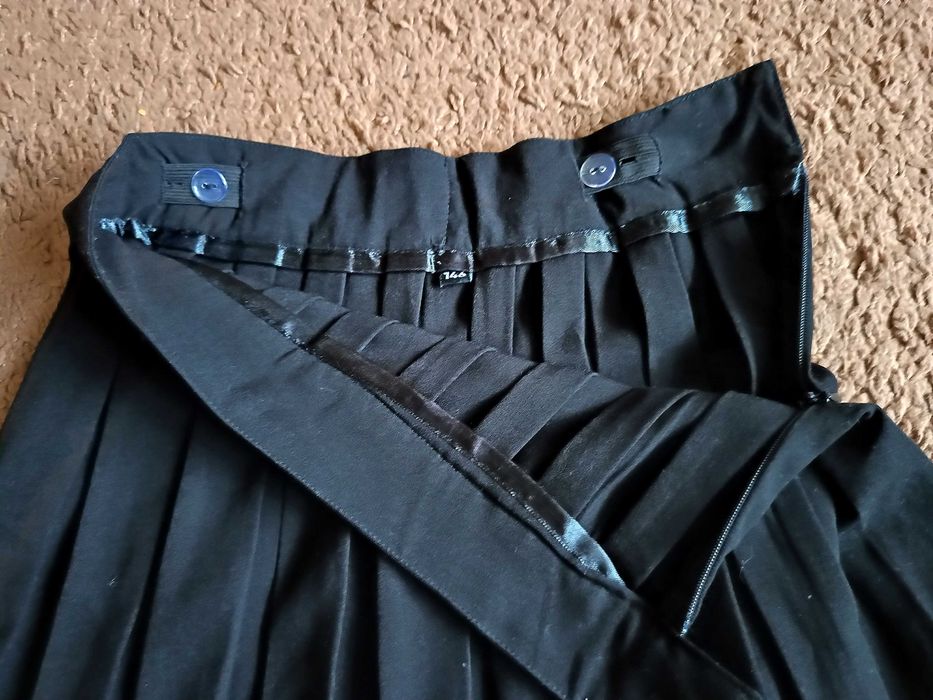 Elegancka czarna spódniczka dziewczęca