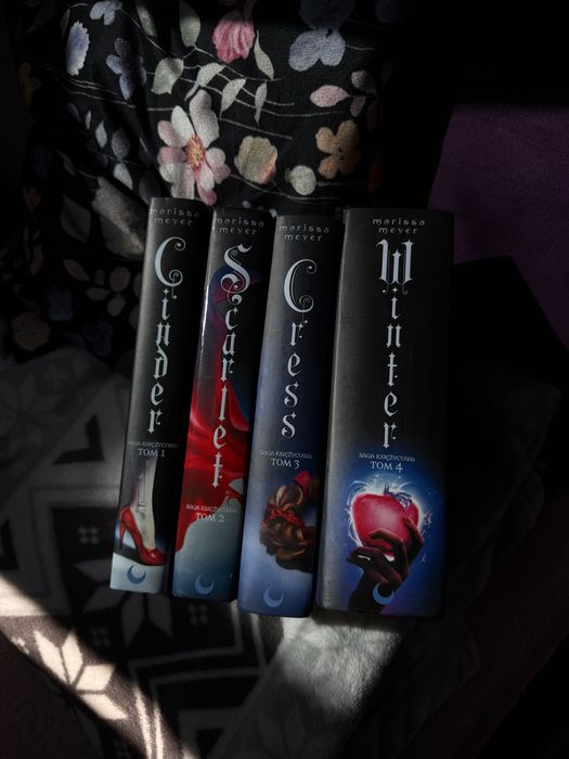 Cinder Scarlet Cress Winter Saga Księżycowa Marissa Meyer TWARDA opraw