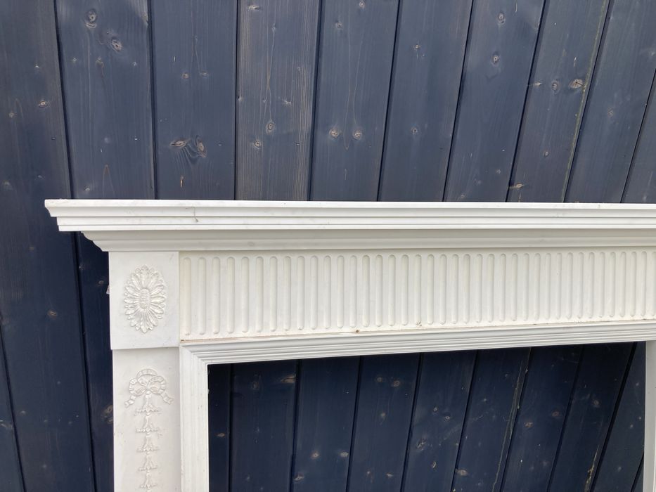 Angielski portal kominkowy sztukateria kominek wąska konsola