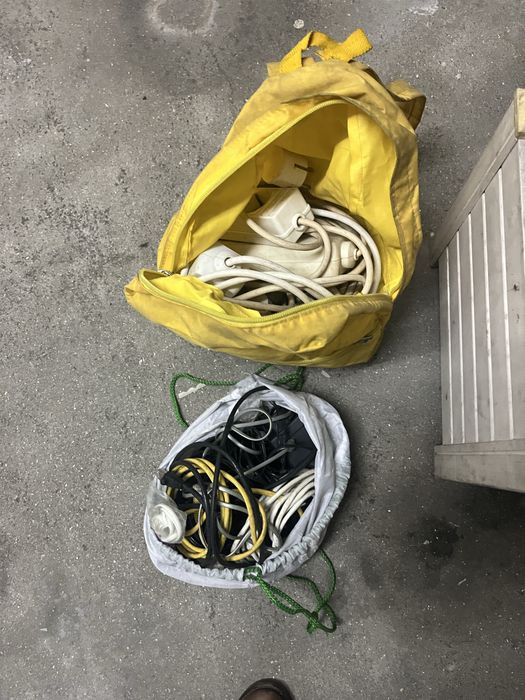 Cabos para ligar à electricidade