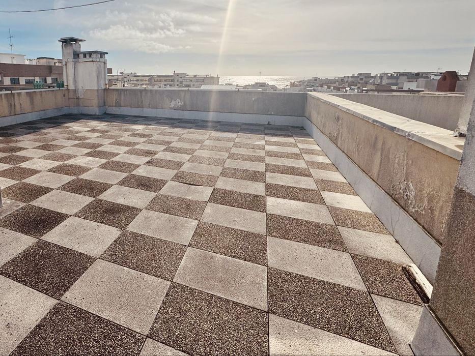 Apartamento T2 na Amorosa com garagem e terraço