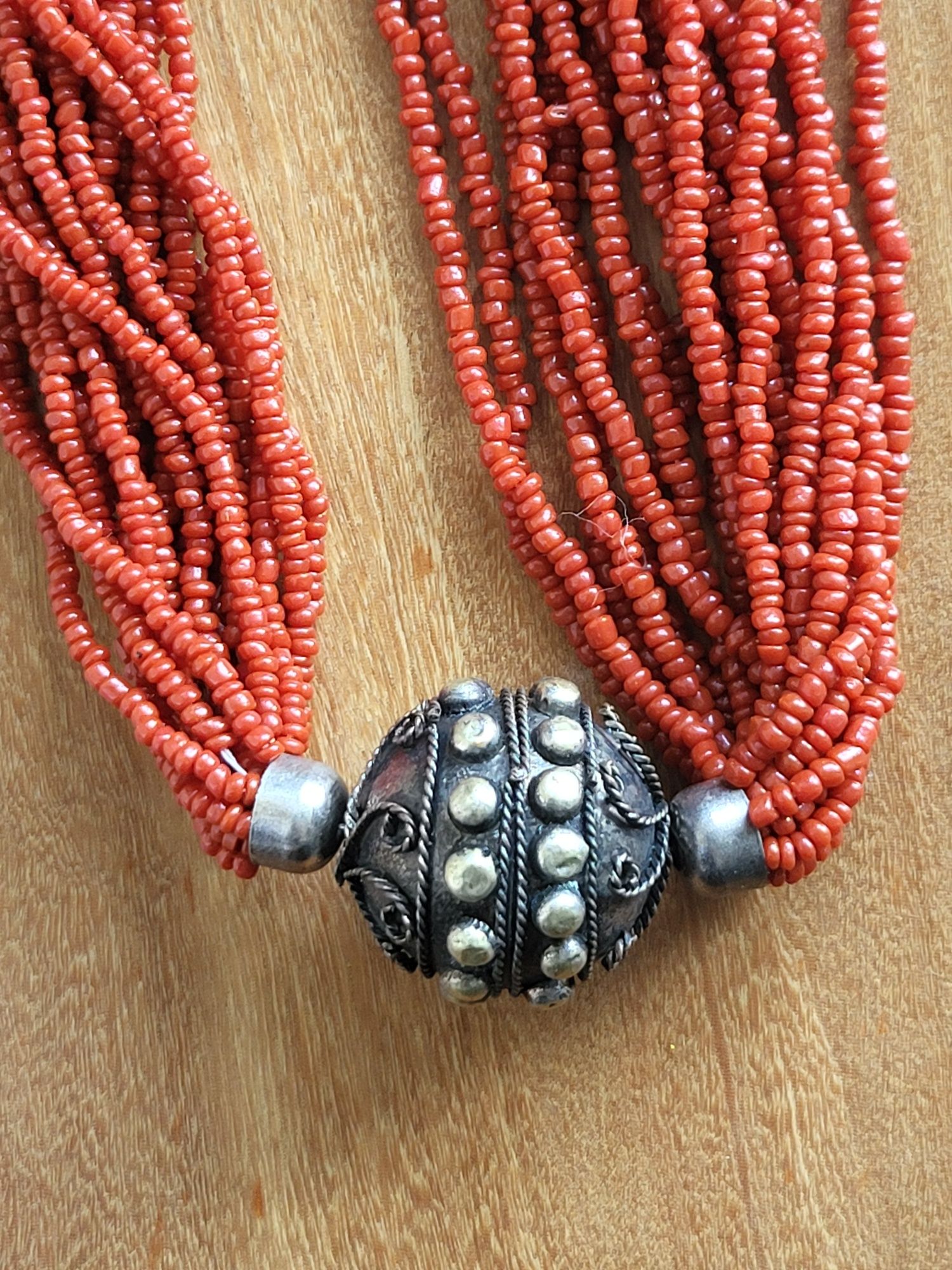 Colar Missangas Coral e Metal Boho