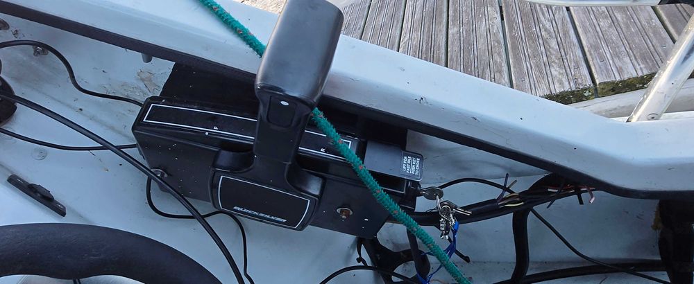 Łódź motorowa kabinowa 4,2 m SPRZEDAM, mariner/yamaha 1986r. Sprawna.