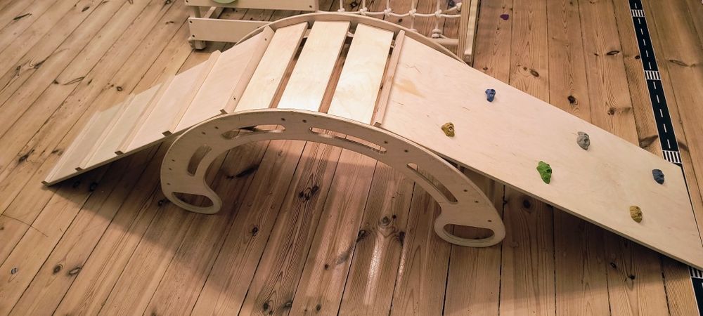 Drewniany bujak Montessori ze zjeżdżalnią i wspinaczką