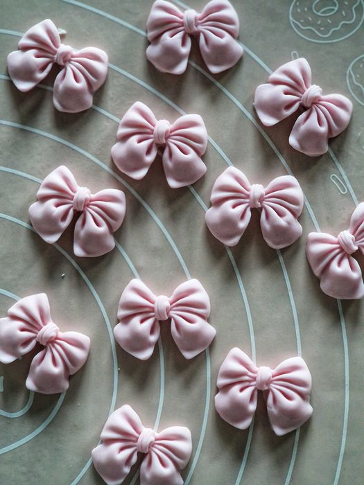 Kokardki z masy cukrowej na tort 10szt