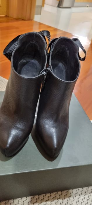 Botins em pele com Laços