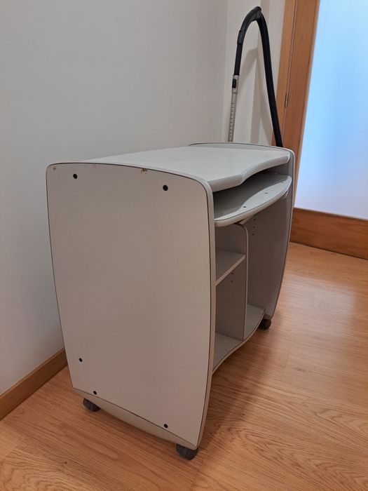 Secretária de computador com rodas