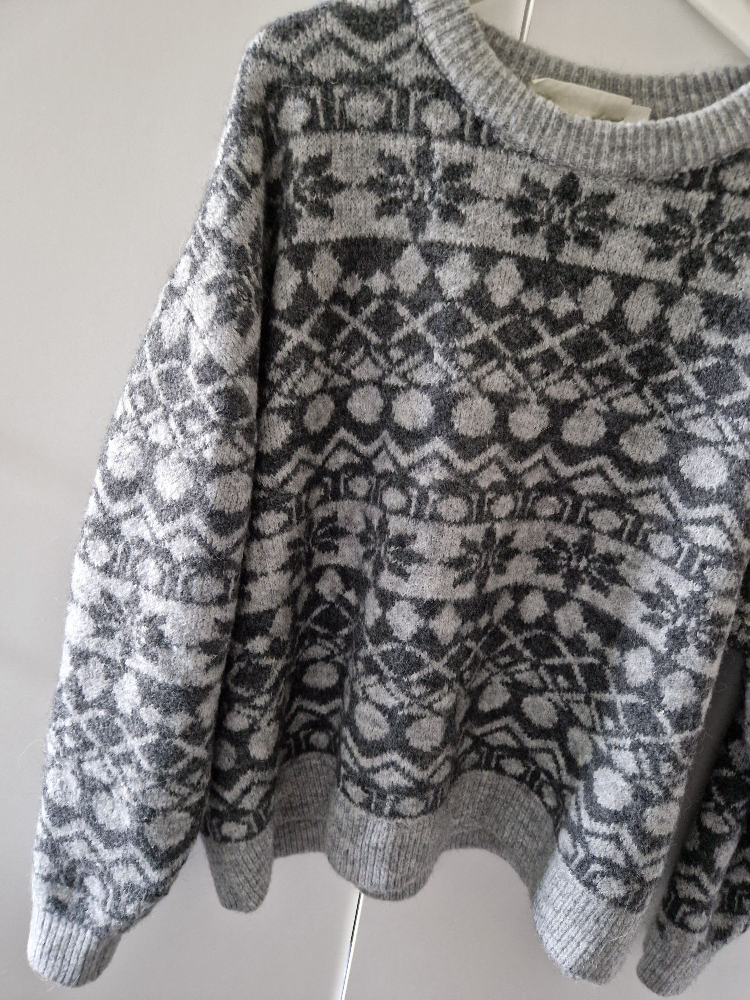 Stylowy, ciepły sweter marki H&M, idealny na jesienne i zimowe dni