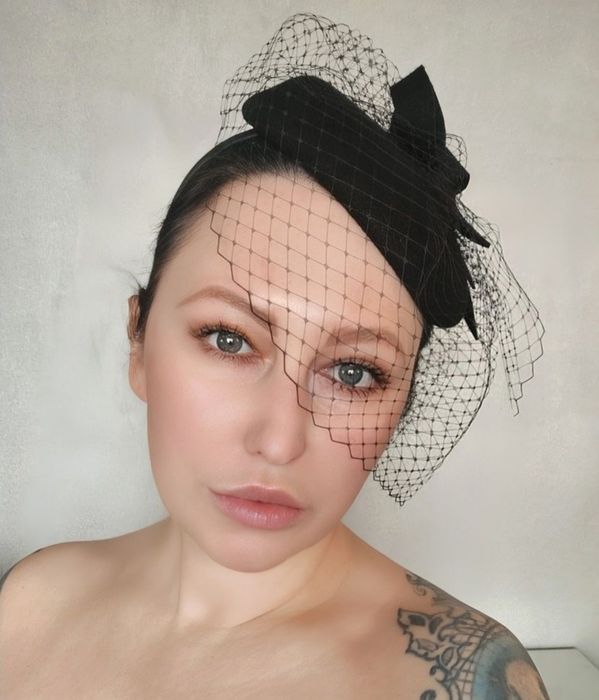 Czarny toczek pogrzebowy z woalką na opasce. Czarny toczek żałobny