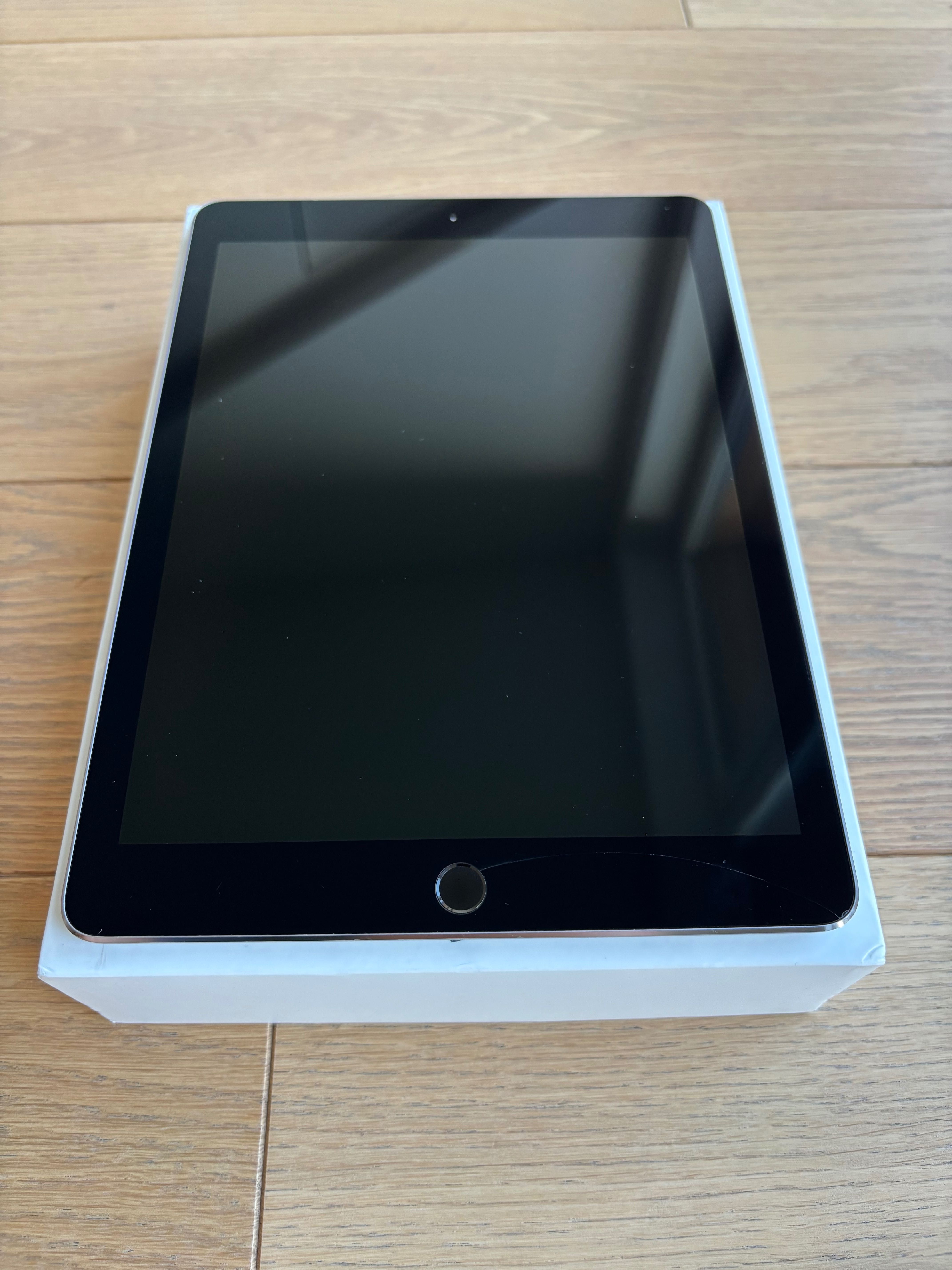 iPad Pro 9.7” (A1674) 128GB Wi-Fi + Cellular + Smart Keyboard + etui