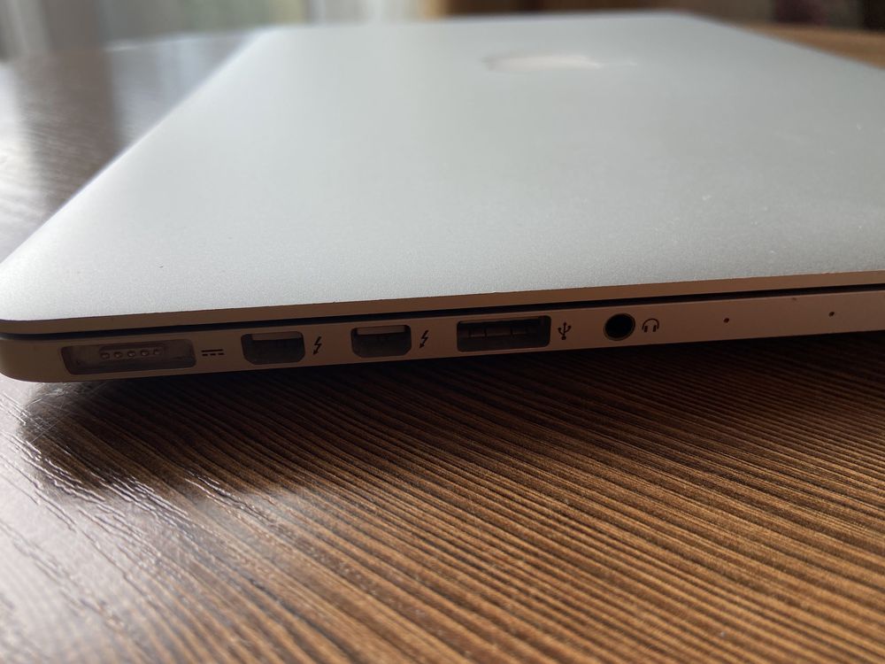 MacBook Pro 13’ 2015 (i7, 16gb, 1tb).