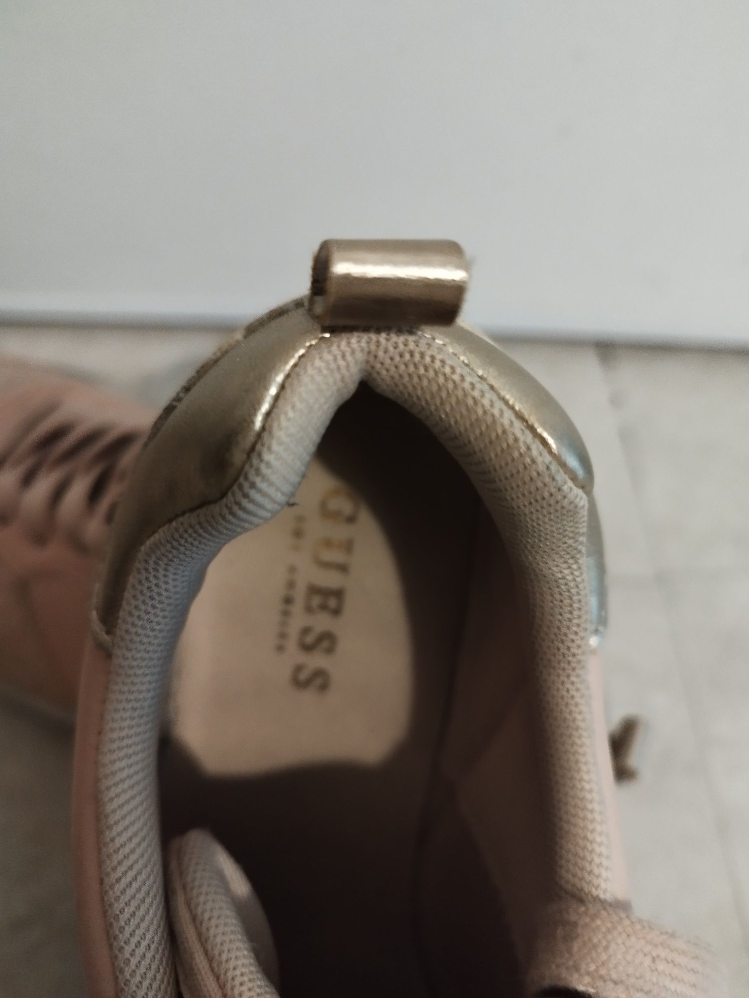 Tênis da Guess rosa/dourado