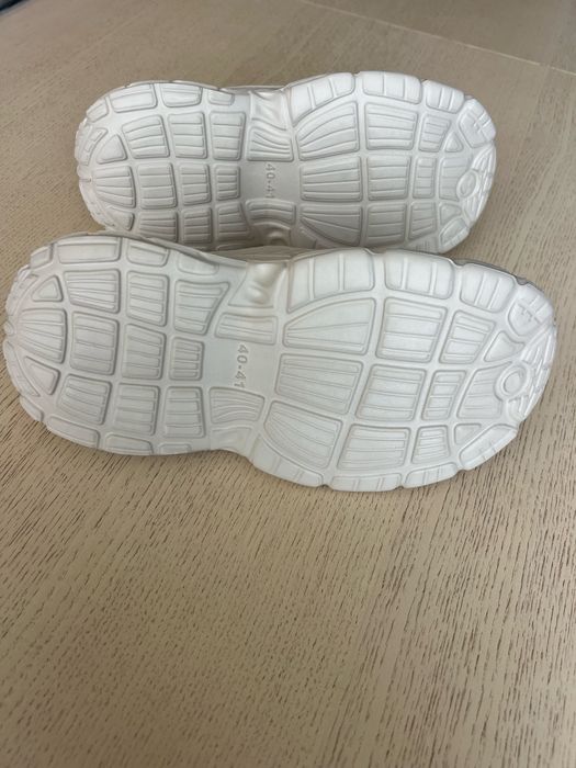 Нові гумові кросівки