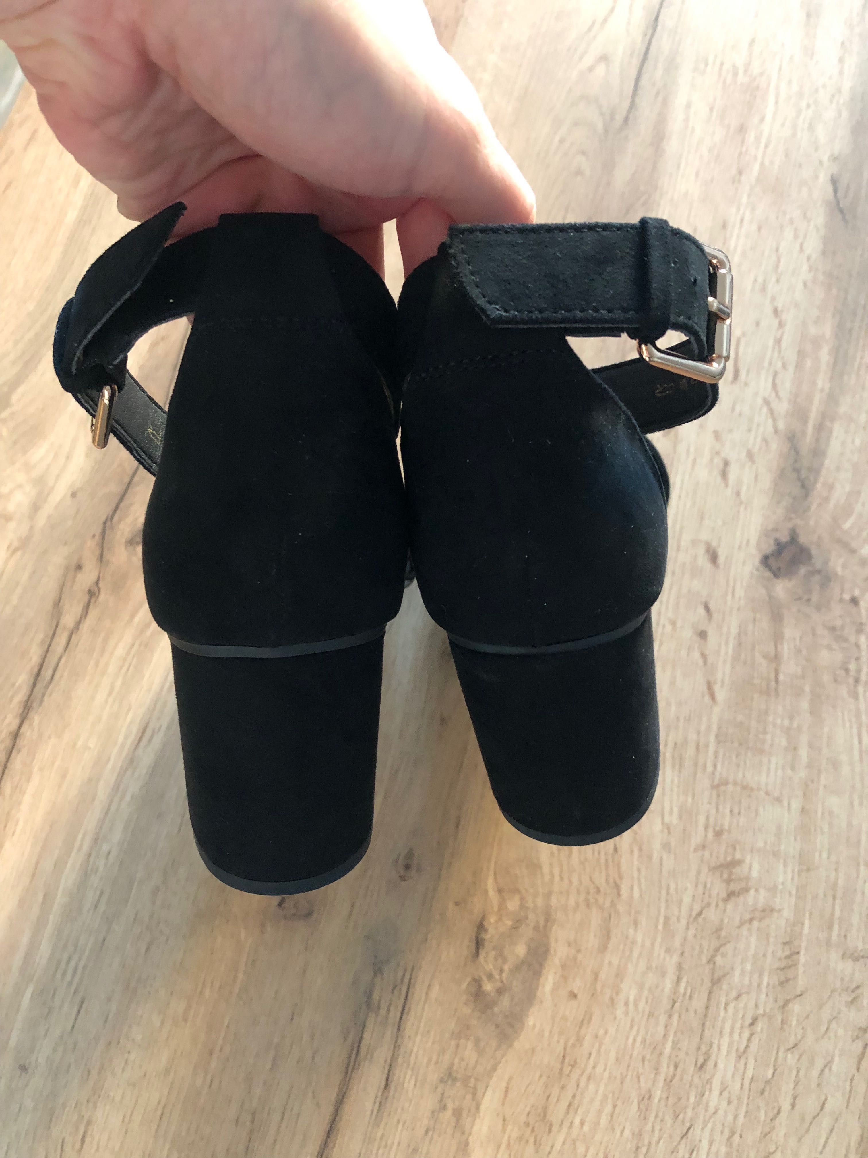 Nowe czarne sandały na słupku rozmiar 39