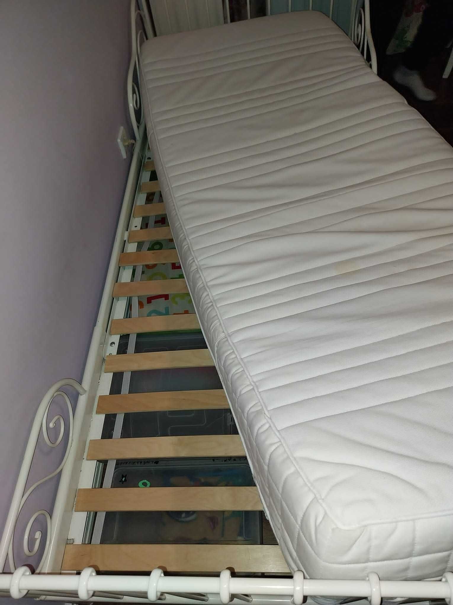 Cama e colchão de criança