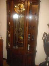 Relógio de pêndulos, muito antigo, em madeira e correntes douradas