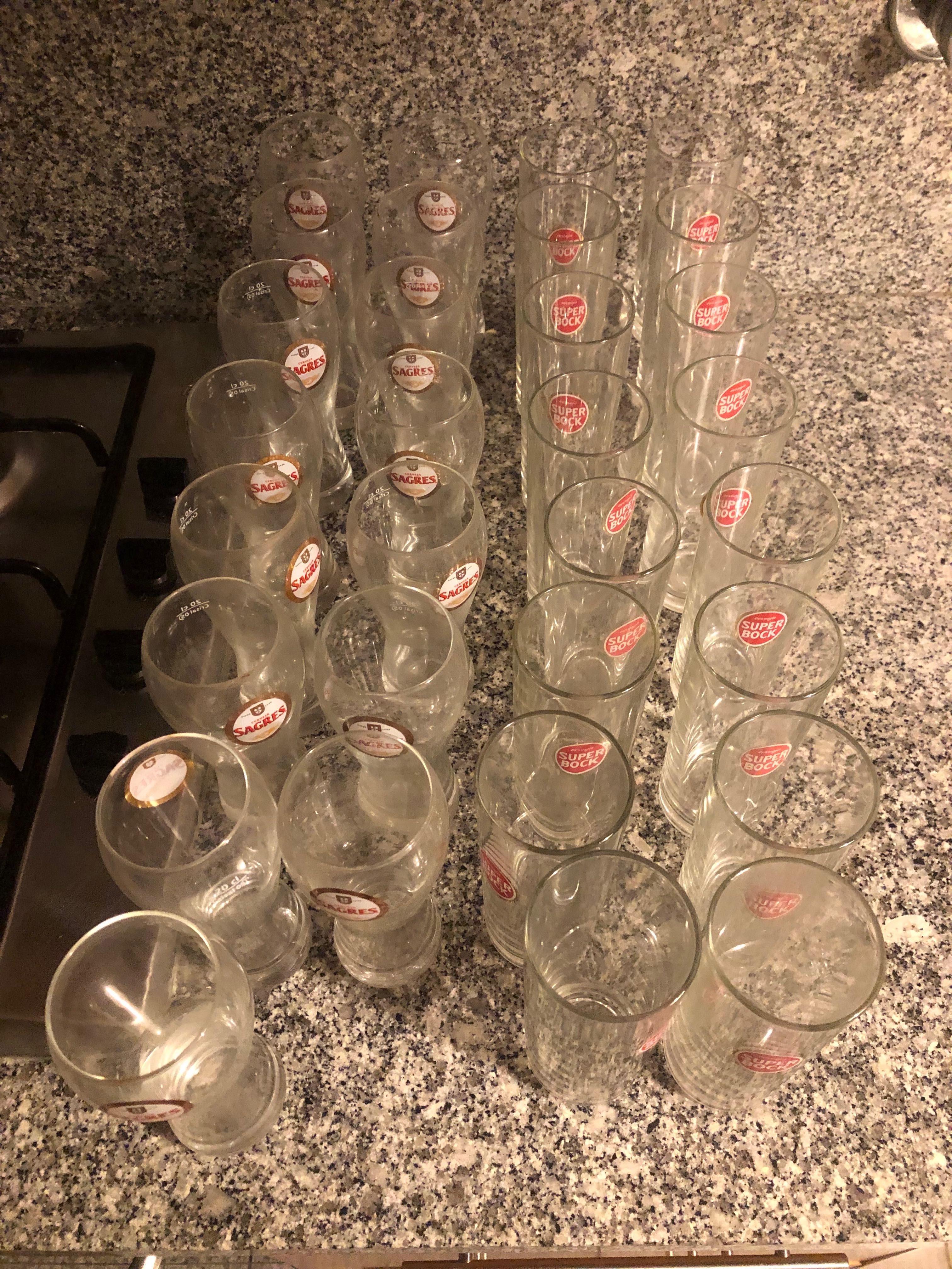Copos de varios tamanhos e feitios com o sem marca