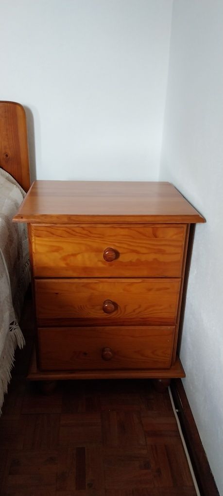Mobília de Quarto completa em Pinho Mel