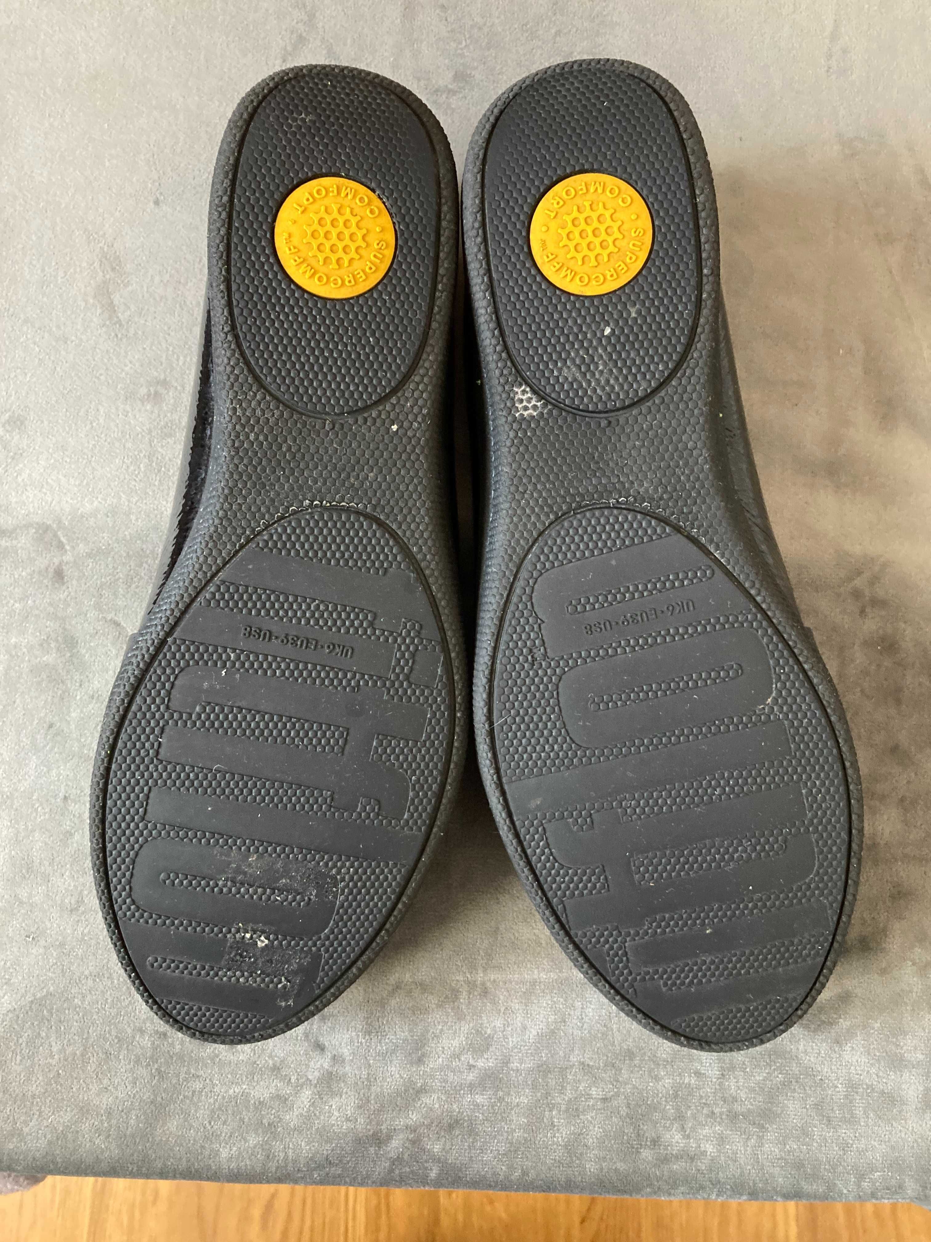 Komfortowe i lekkie skórzane mokasyny FitFlop Superkomff– rozm. 39